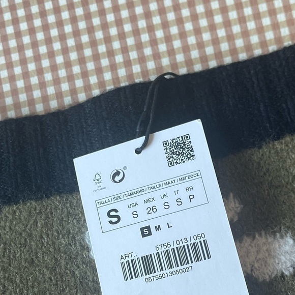 Zara Camouflage print sweater skirt.
NWT. Small - Picture 7 of 13